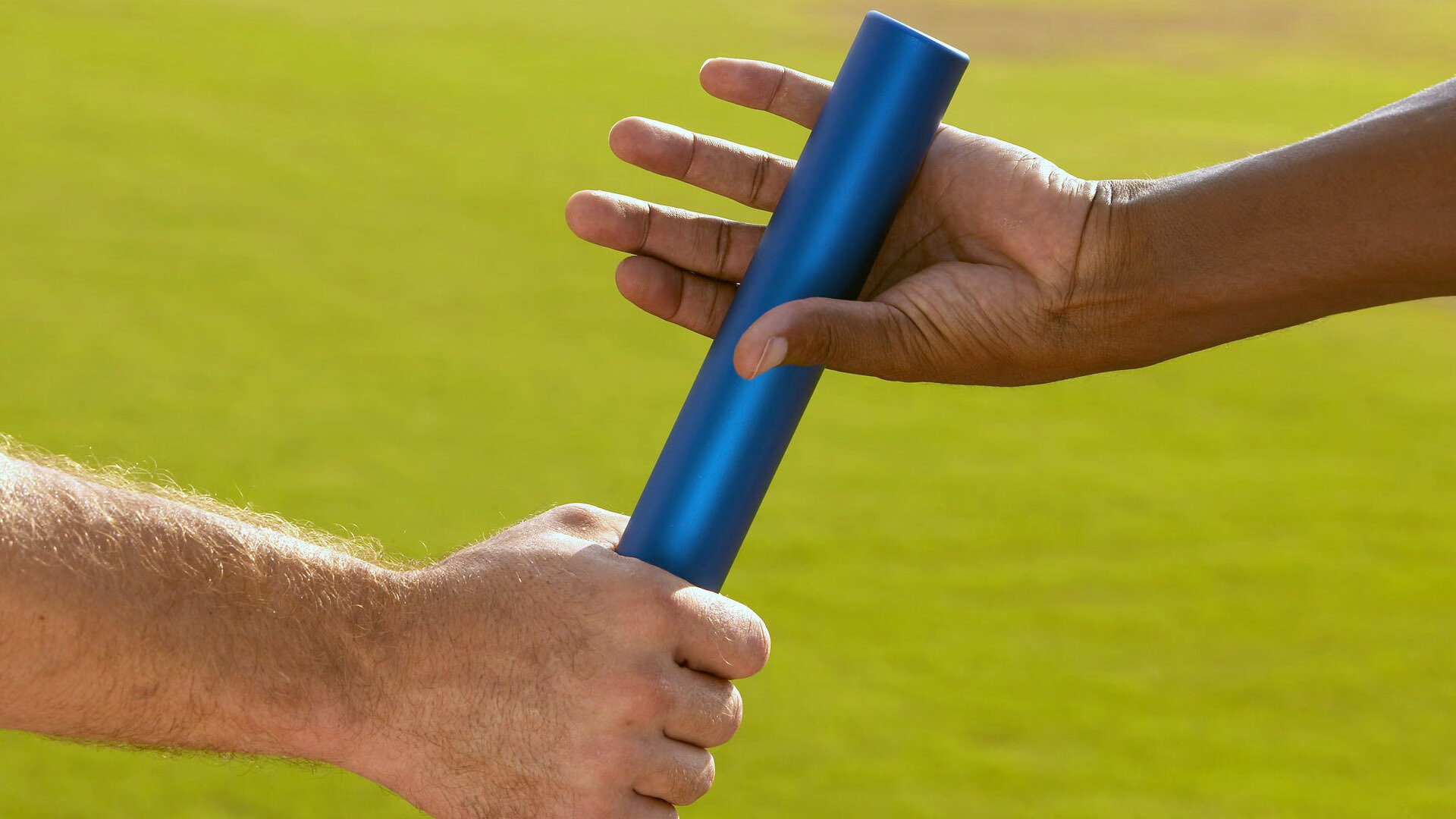 米兰体育网址-中超联赛中国足球夺冠 球员士气高涨，中超冠军2021